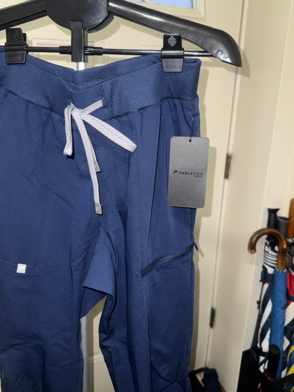 Fabletics I Men’s I All-Shift Scrub Jogger I
Navy I Size: M I Inseam: 28”